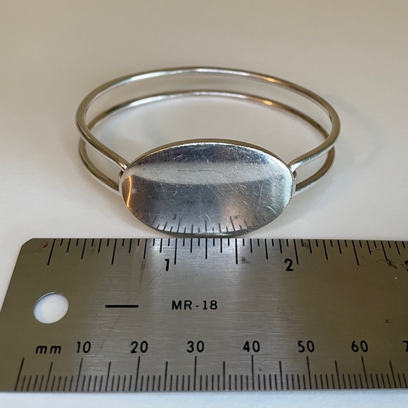 Tiffany & CO. Sterling Silver Oval ID Bangle, Medium Engravable initials - Picture 15 of 16